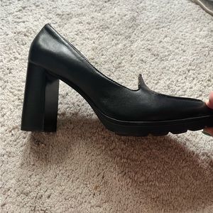 Black leather Adrienne Vittadini Size 8M heeled loafers